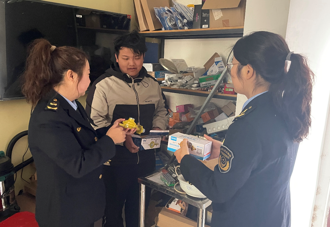 江西省定南縣市場監(jiān)管局持續(xù)開展燃?xì)饩呒芭浼|(zhì)量安全專項(xiàng)檢查