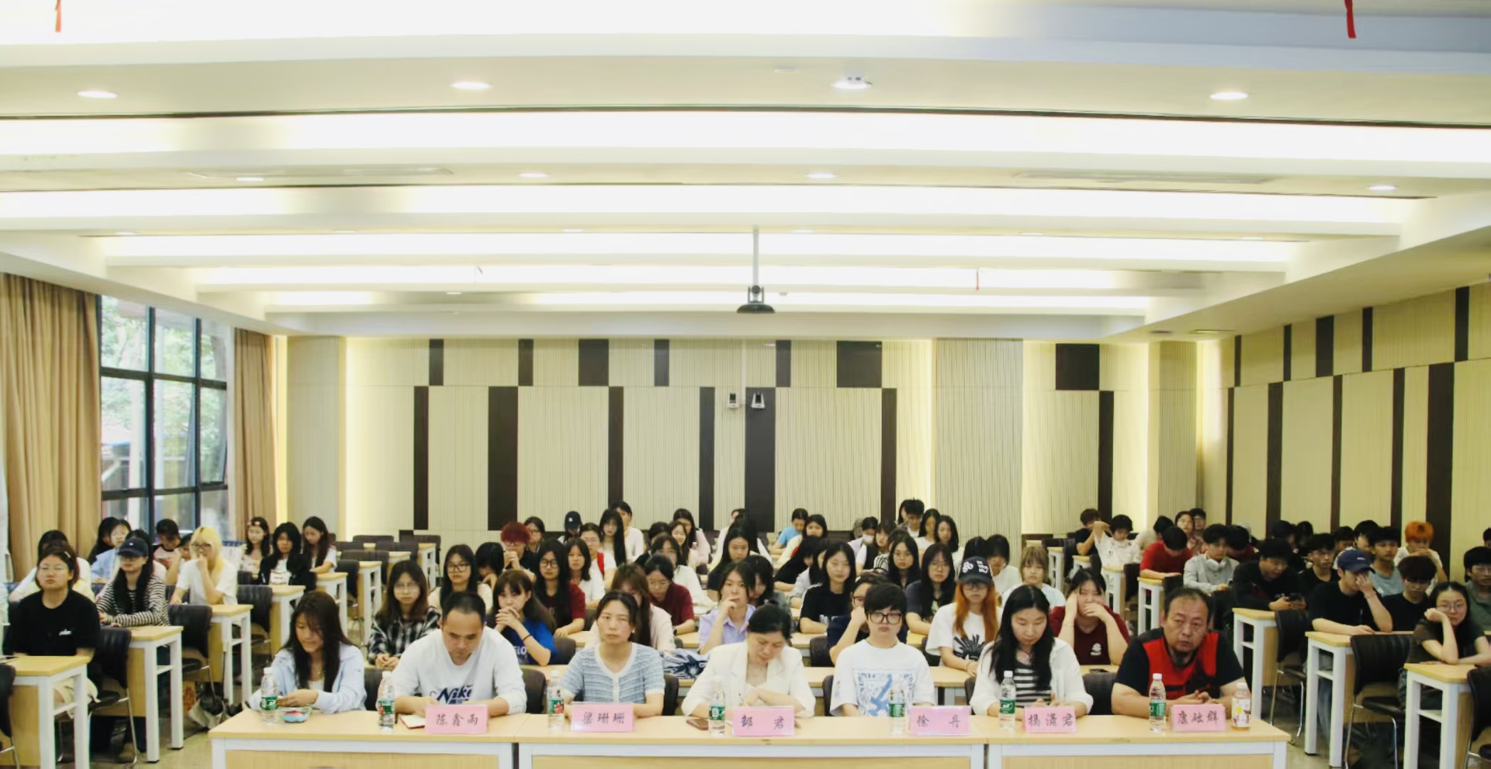 九游體育網(wǎng)站：信息技術(shù)學(xué)院召開2024級(jí)廣告藝術(shù)設(shè)計(jì)專業(yè)寫生實(shí)訓(xùn)安全動(dòng)員大會(huì)(圖2)