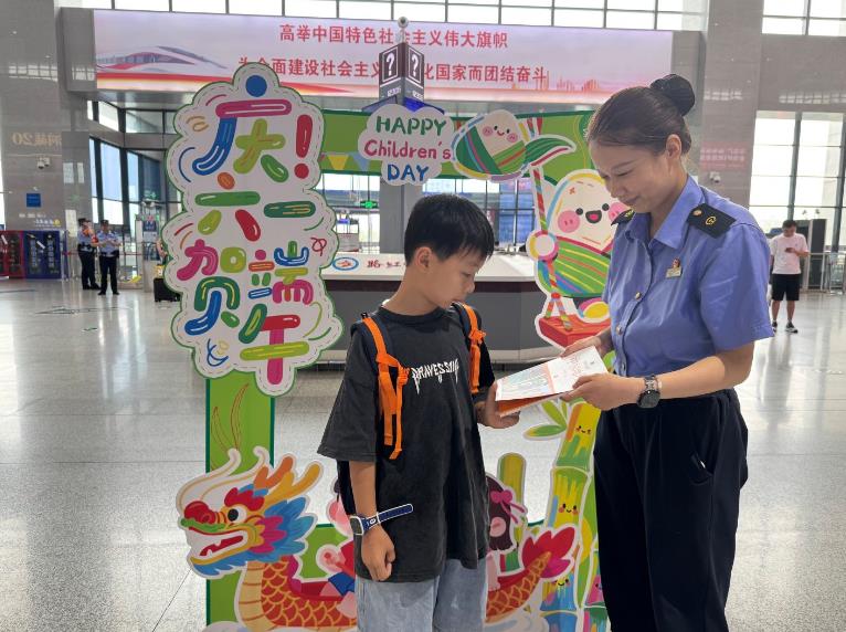 九游體育網(wǎng)站：六安火車站開展民俗活動迎端午(圖2)