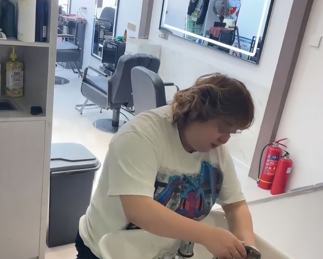 32歲夜場女網(wǎng)戀黑人高富帥高調(diào)曬非洲奔現(xiàn)照片后失聯(lián)這事不簡單…(圖6)